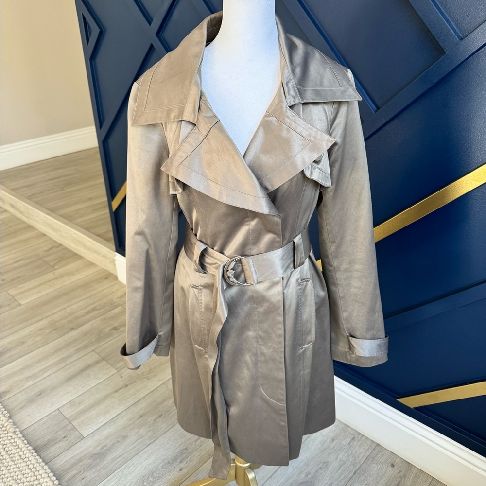 bebe sateen trench in olive